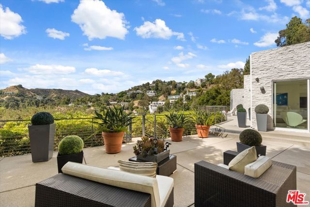 9422 Readcrest Drive, Beverly Hills, CA 90210