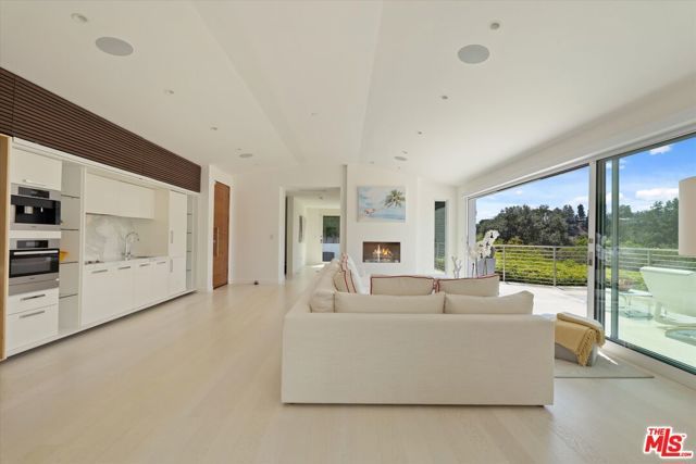 9422 Readcrest Drive, Beverly Hills, CA 90210