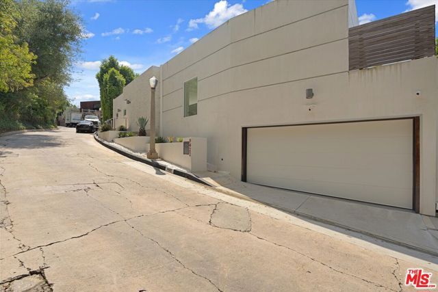 9422 Readcrest Drive, Beverly Hills, CA 90210