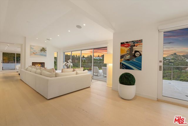 9422 Readcrest Drive, Beverly Hills, CA 90210