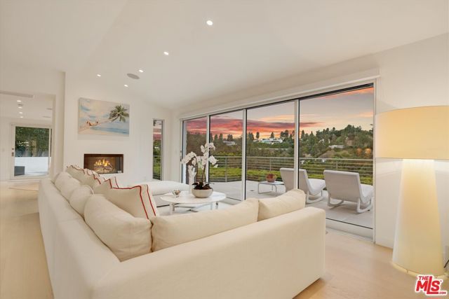9422 Readcrest Drive, Beverly Hills, CA 90210