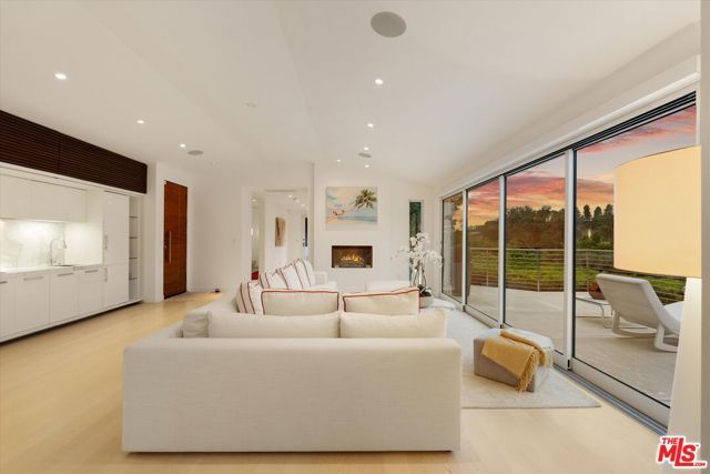 9422 Readcrest Drive, Beverly Hills, CA 90210