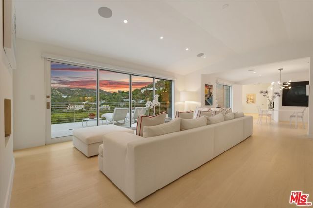 9422 Readcrest Drive, Beverly Hills, CA 90210