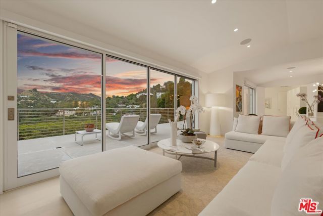 9422 Readcrest Drive, Beverly Hills, CA 90210