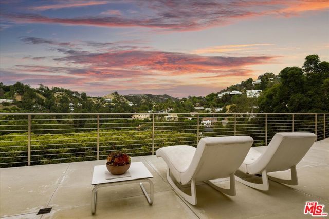 9422 Readcrest Drive, Beverly Hills, CA 90210