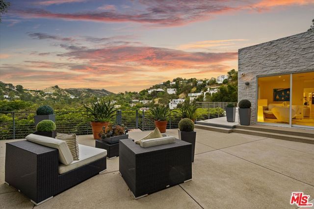 9422 Readcrest Drive, Beverly Hills, CA 90210