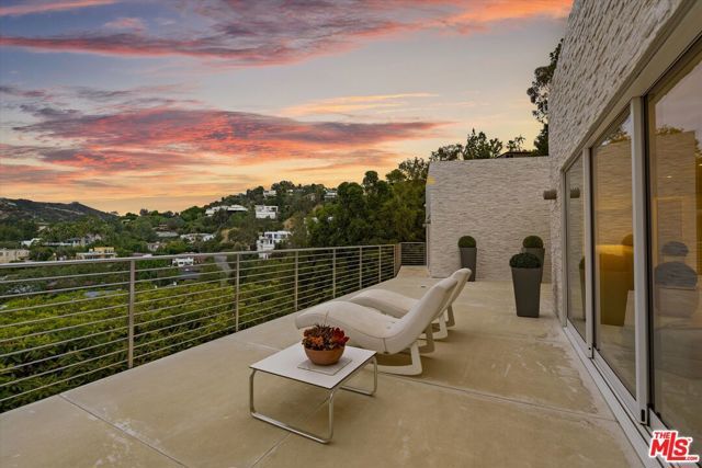 9422 Readcrest Drive, Beverly Hills, CA 90210