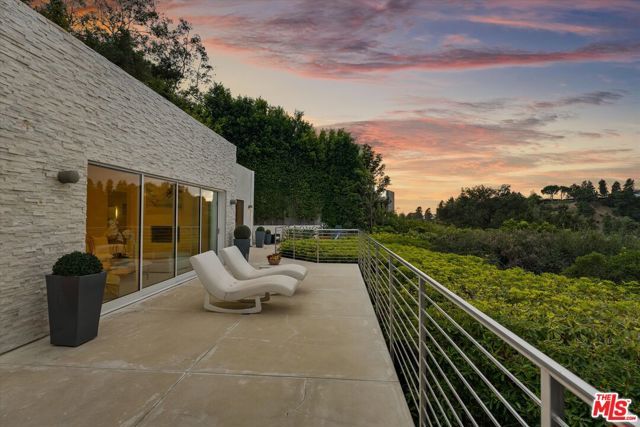 9422 Readcrest Drive, Beverly Hills, CA 90210