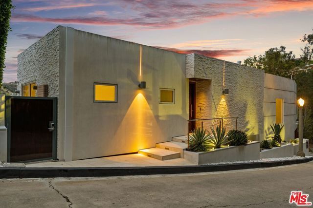 9422 Readcrest Drive, Beverly Hills, CA 90210