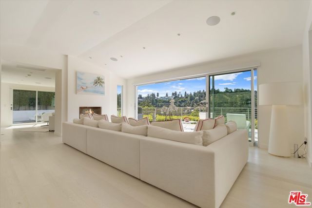 9422 Readcrest Drive, Beverly Hills, CA 90210