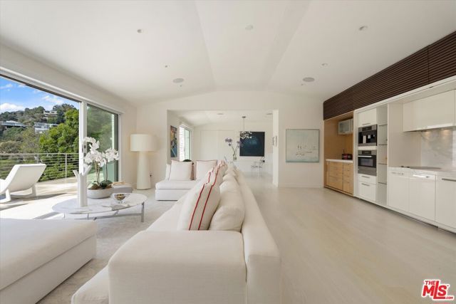 9422 Readcrest Drive, Beverly Hills, CA 90210