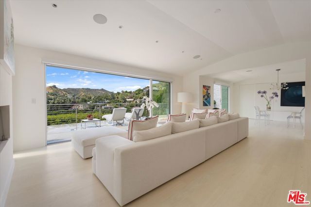 9422 Readcrest Drive, Beverly Hills, CA 90210