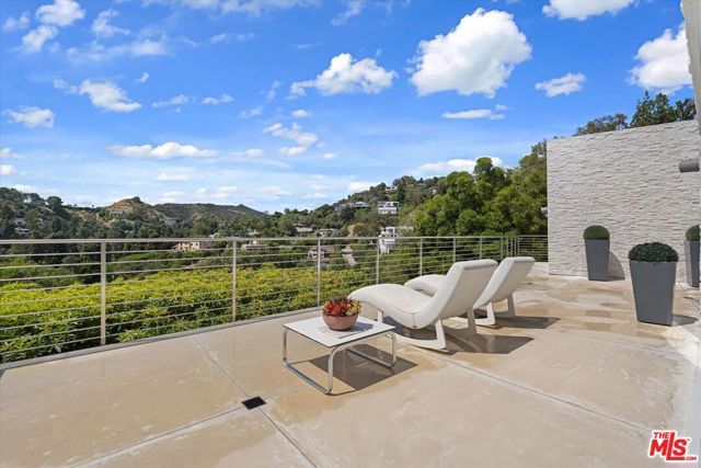 9422 Readcrest Drive, Beverly Hills, CA 90210