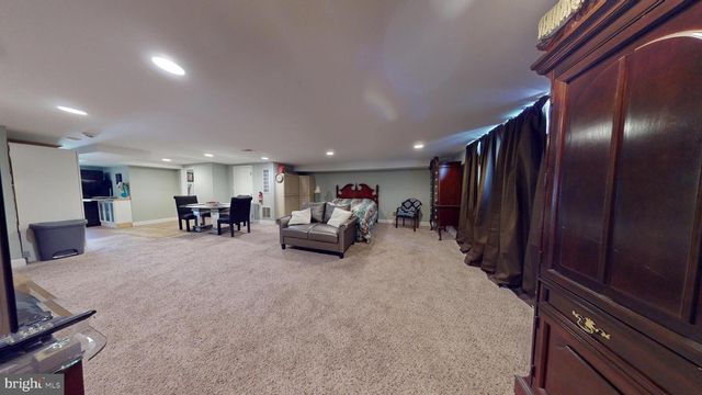8902 BLUE GRASS RD, Philadelphia, PA 19152