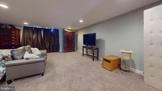 8902 BLUE GRASS RD, Philadelphia, PA 19152