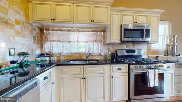 8902 BLUE GRASS RD, Philadelphia, PA 19152
