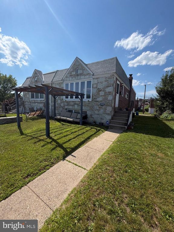 8902 BLUE GRASS RD, Philadelphia, PA 19152