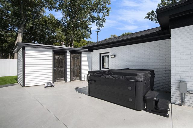 4085 Quainton Road, Norton Shores, MI 49441