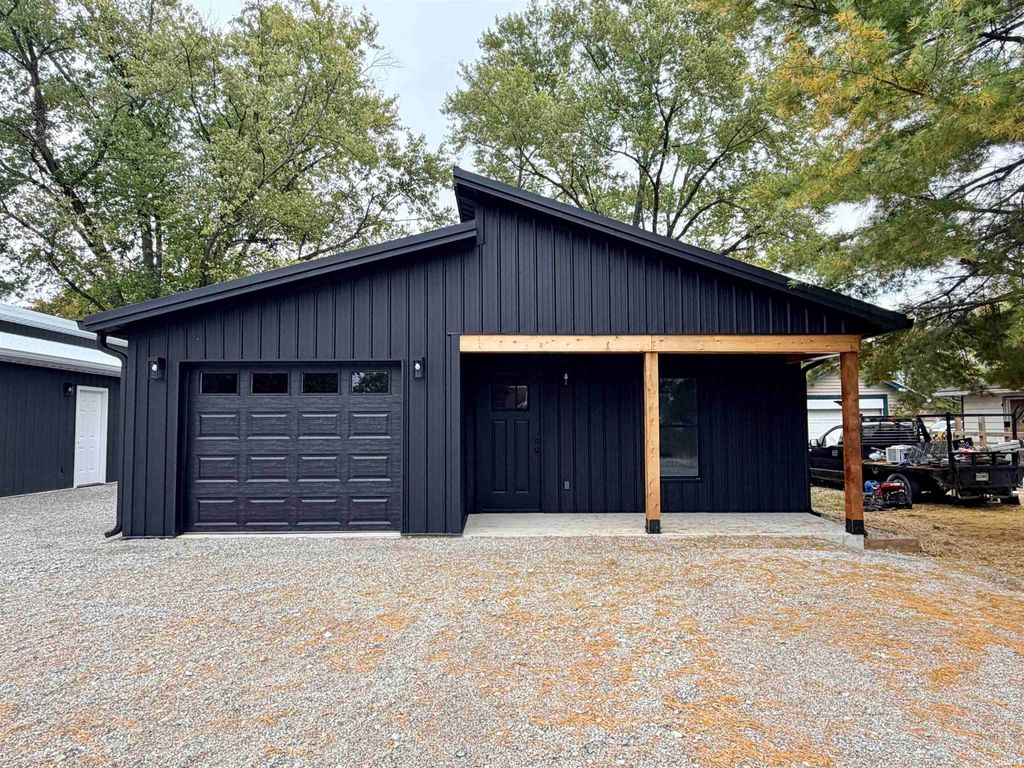 559 NW 3rd Street, Linton, IN 47441