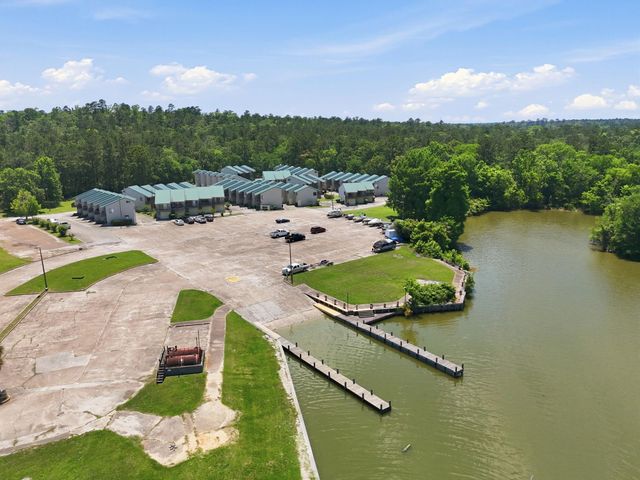 501 Bass Boat Village 112, Huntsville, TX 77320