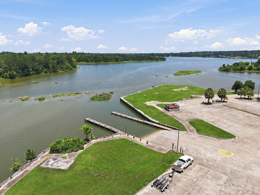 501 Bass Boat Village 112, Huntsville, TX 77320