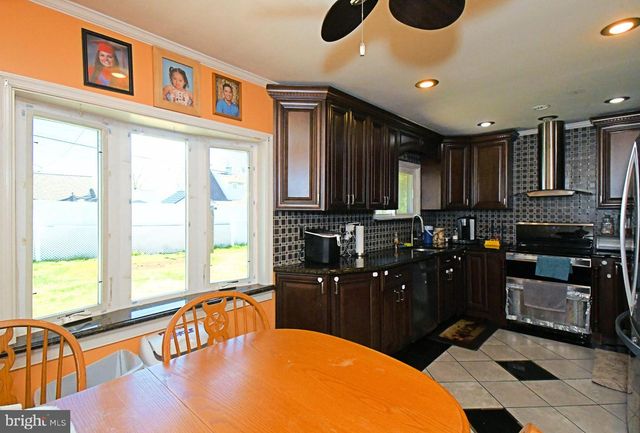 127 HEDGE RD, Levittown, PA 19056