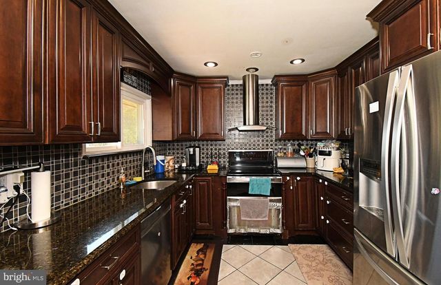 127 HEDGE RD, Levittown, PA 19056