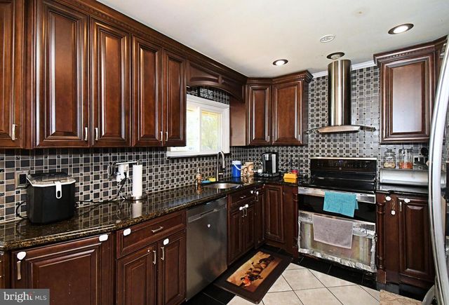 127 HEDGE RD, Levittown, PA 19056