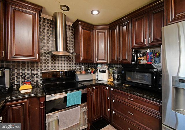 127 HEDGE RD, Levittown, PA 19056