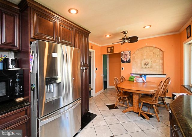 127 HEDGE RD, Levittown, PA 19056