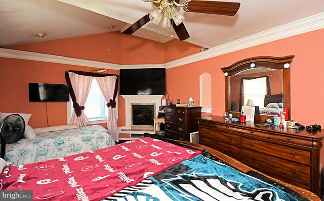 127 HEDGE RD, Levittown, PA 19056