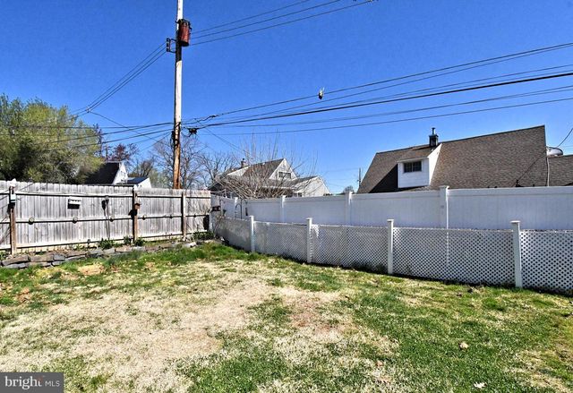 127 HEDGE RD, Levittown, PA 19056