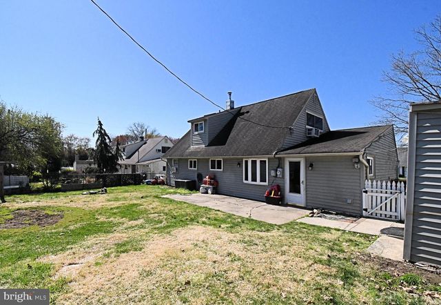 127 HEDGE RD, Levittown, PA 19056