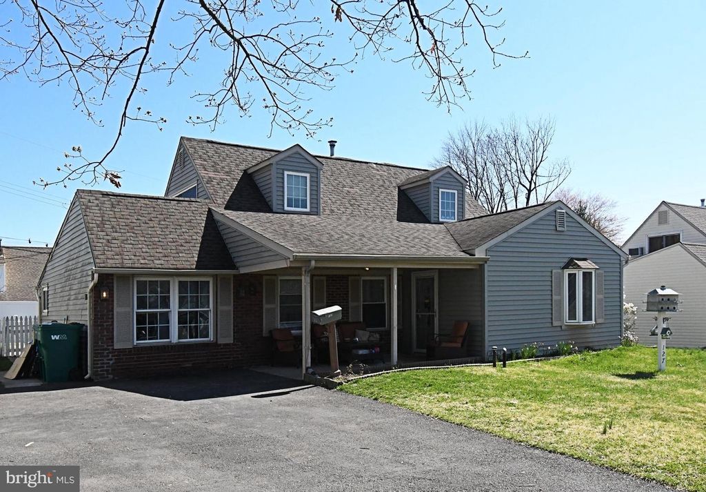 127 HEDGE RD, Levittown, PA 19056