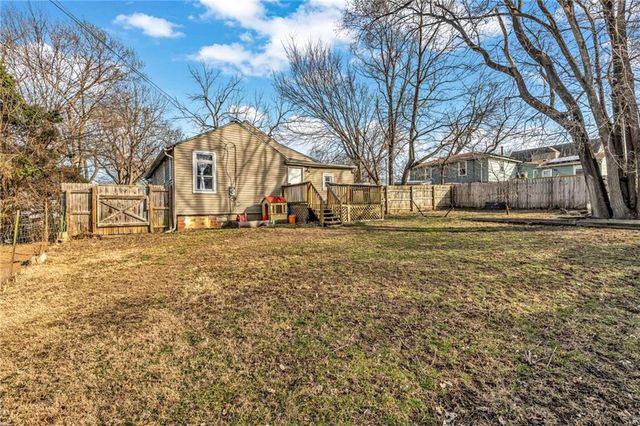 1124 S Haden Street, Independence, MO 64050
