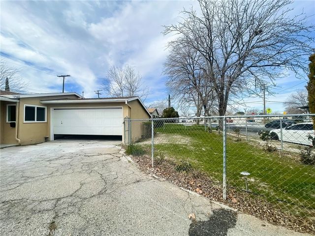 1560 W Avenue H10, Lancaster, CA 93534