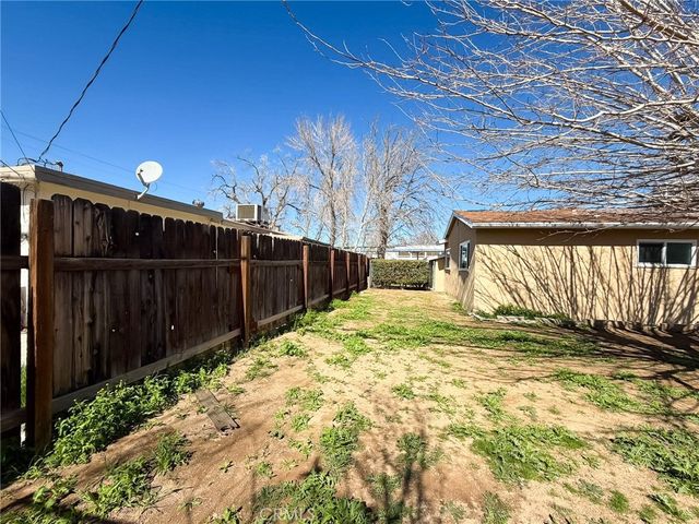 1560 W Avenue H10, Lancaster, CA 93534