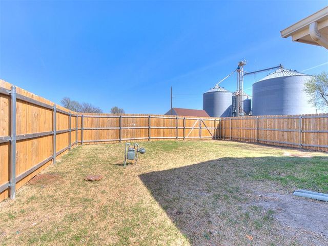 121 W Fourth Street, Union City, OK 73090