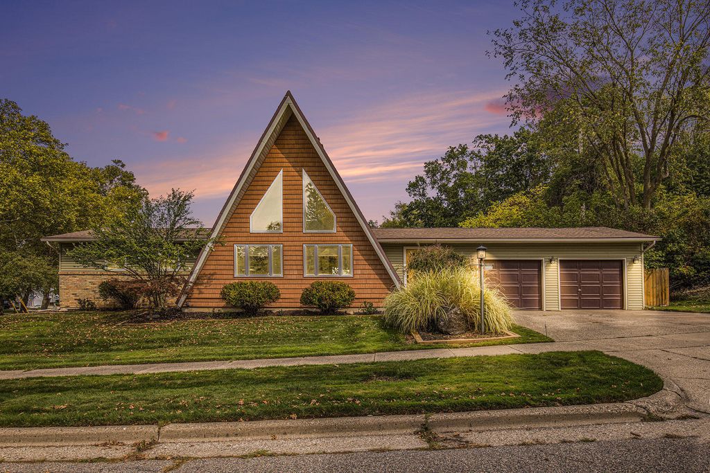 1759 Briarcliff Drive NE, Grand Rapids, MI 49505