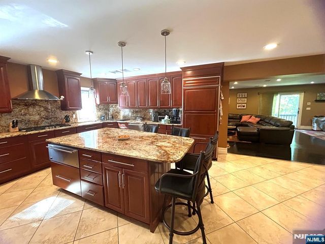 590 Maitland Avenue, Teaneck, NJ 07666