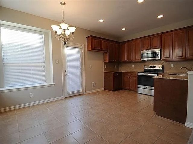 3652 vienna Street, Irving, TX 75038