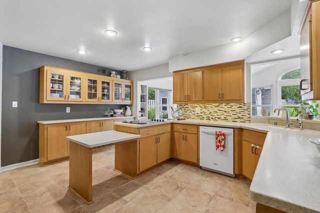 8208 N Santa Monica BOULEVARD, Fox Point, WI 53217