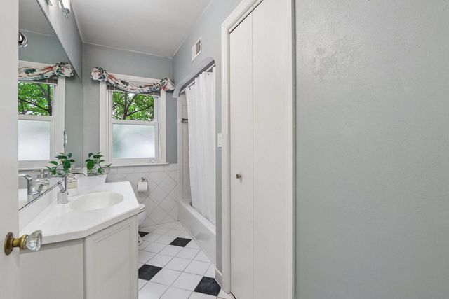 8208 N Santa Monica BOULEVARD, Fox Point, WI 53217