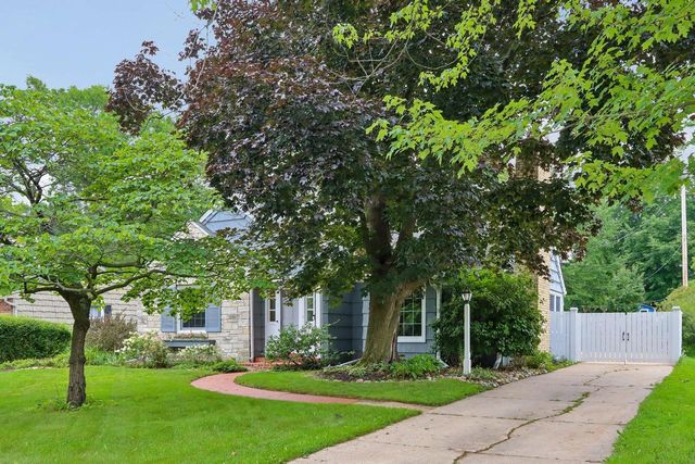8208 N Santa Monica BOULEVARD, Fox Point, WI 53217