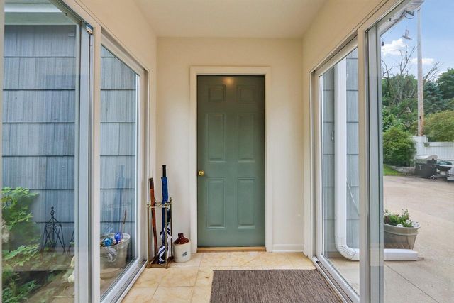 8208 N Santa Monica BOULEVARD, Fox Point, WI 53217