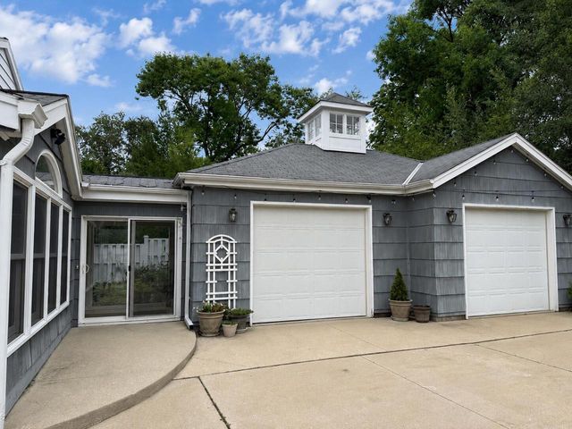 8208 N Santa Monica BOULEVARD, Fox Point, WI 53217