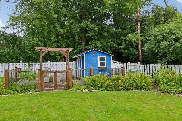 8208 N Santa Monica BOULEVARD, Fox Point, WI 53217