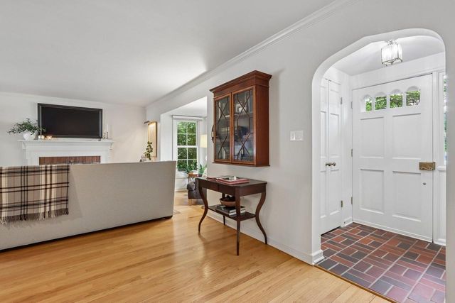 8208 N Santa Monica BOULEVARD, Fox Point, WI 53217