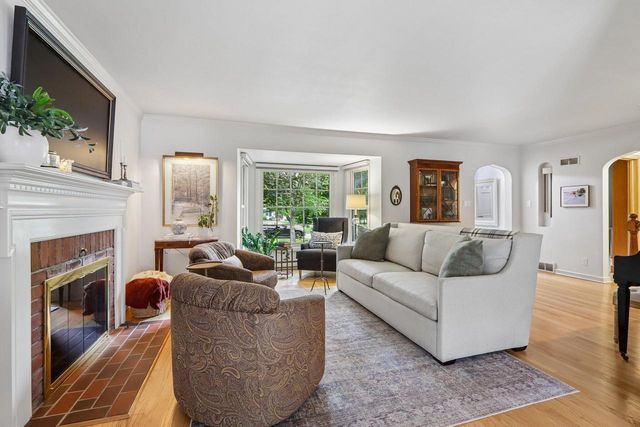 8208 N Santa Monica BOULEVARD, Fox Point, WI 53217