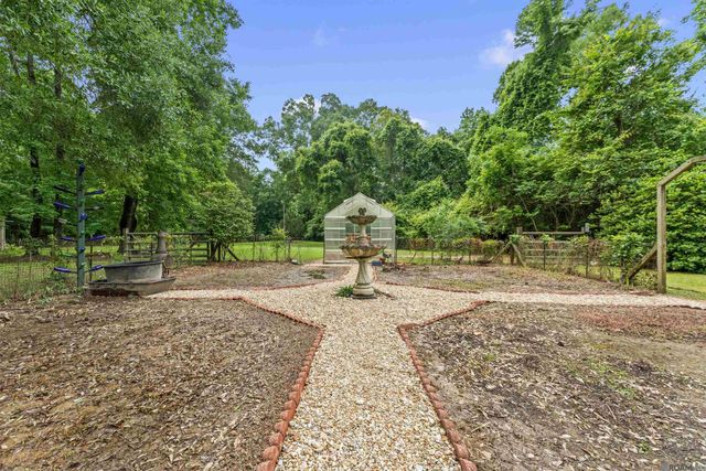 10426 Old Field Rd, St Francisville, LA 70775